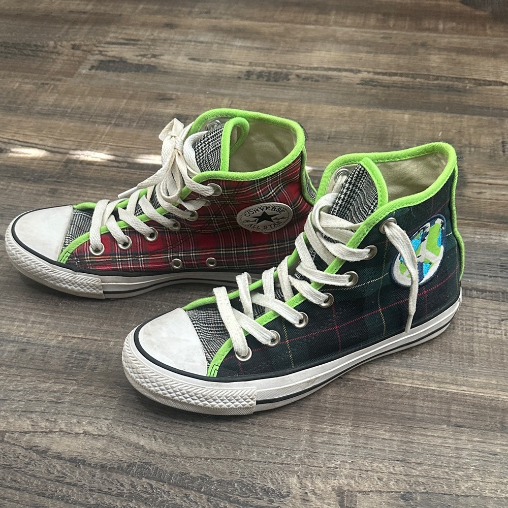 Converse Kids Sneakers with Red and Green Highlights - Picture 4 of 5